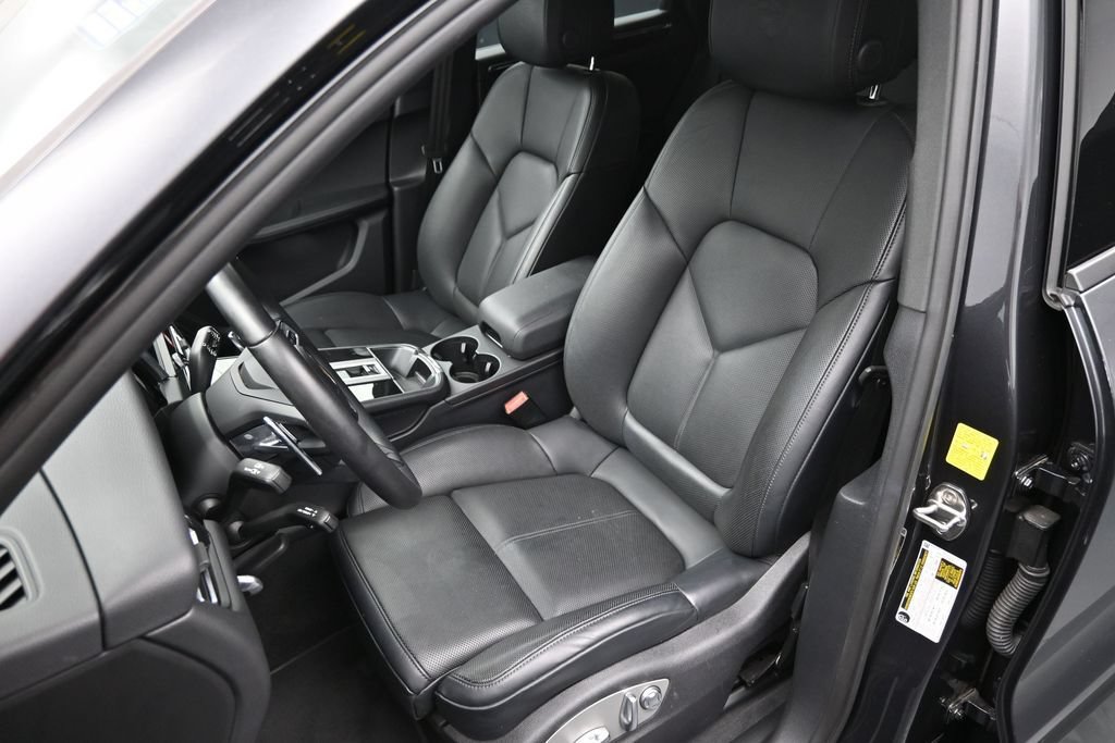 Certified 2025 Porsche Macan AWD/4WD image 8