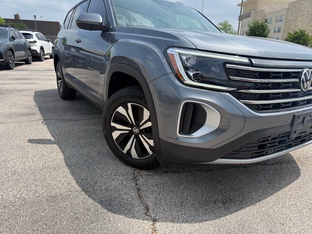 Certified 2025 Volkswagen Atlas SE FWD image 2