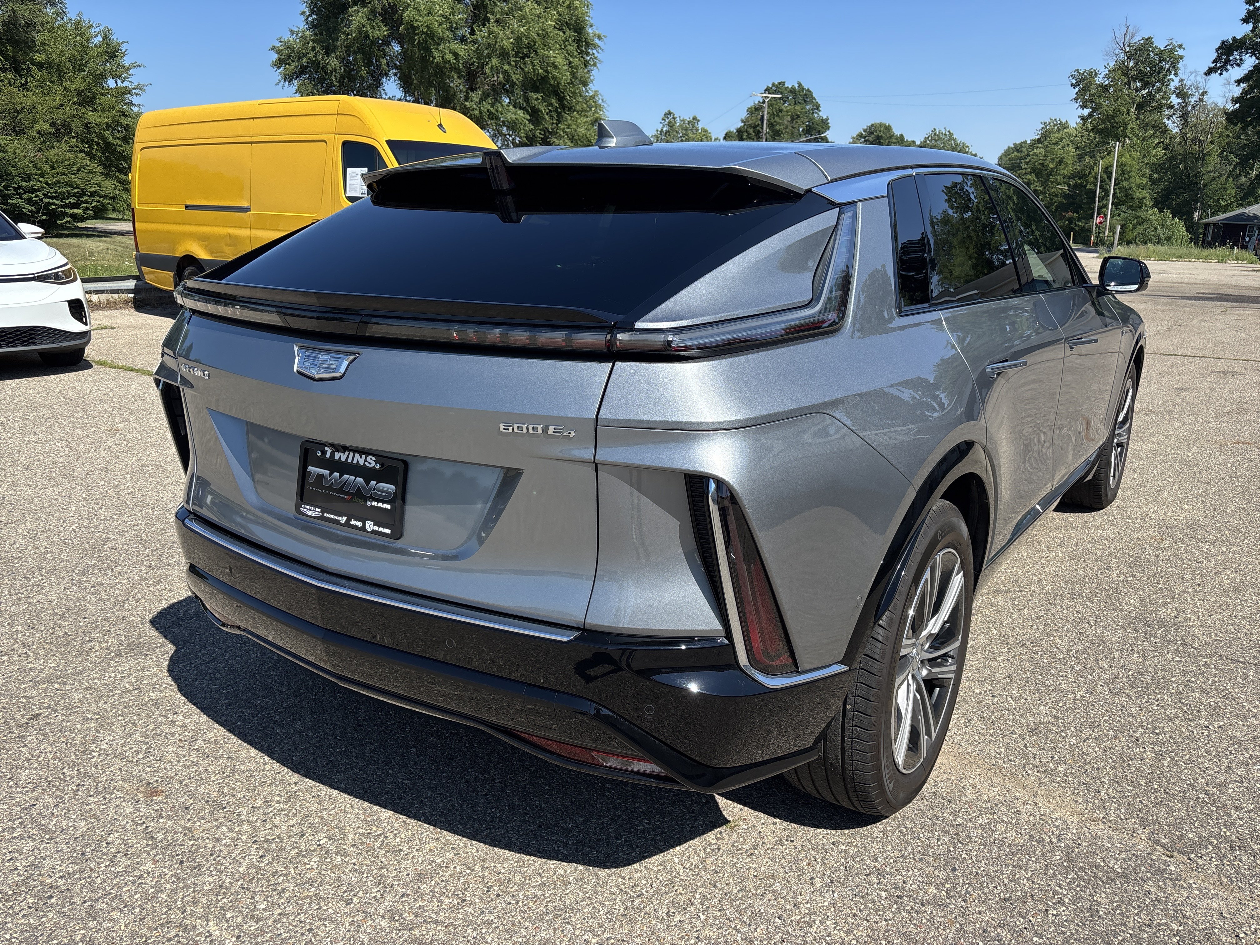 Used 2024 Cadillac Lyriq Luxury AWD/4WD image 3