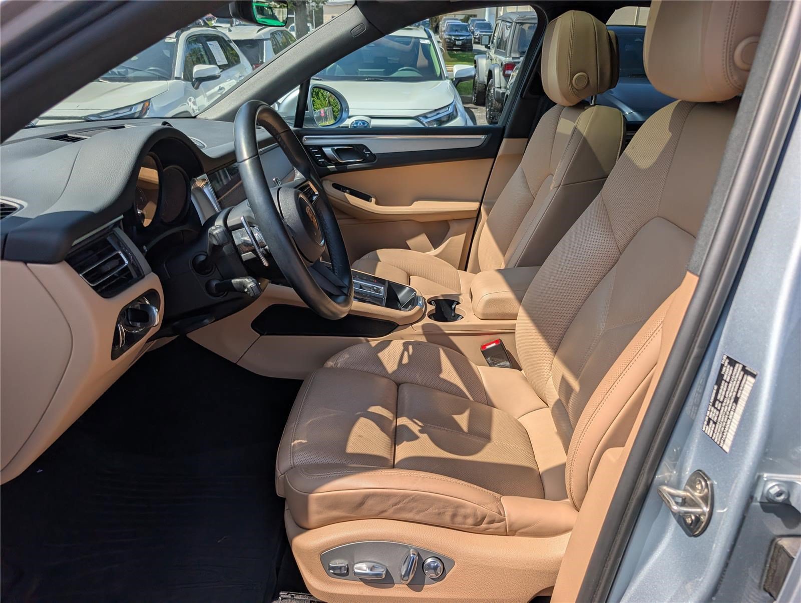 Used 2024 Porsche Macan AWD/4WD image 17