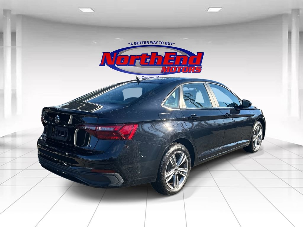 Used 2024 Volkswagen Jetta SE image 3