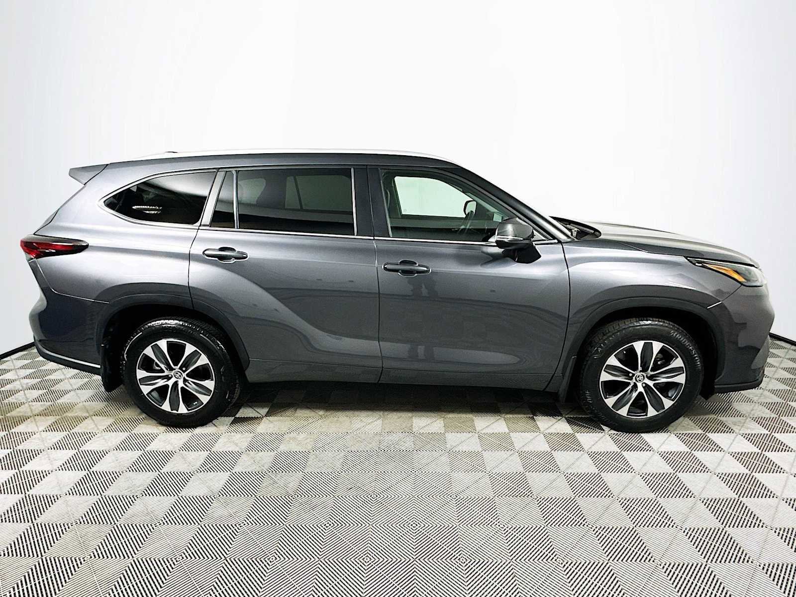Used 2024 Toyota Highlander XLE image 8