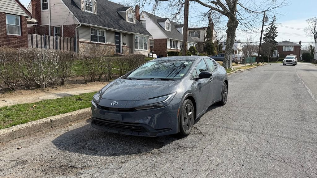 Used 2023 Toyota Prius LE image 2