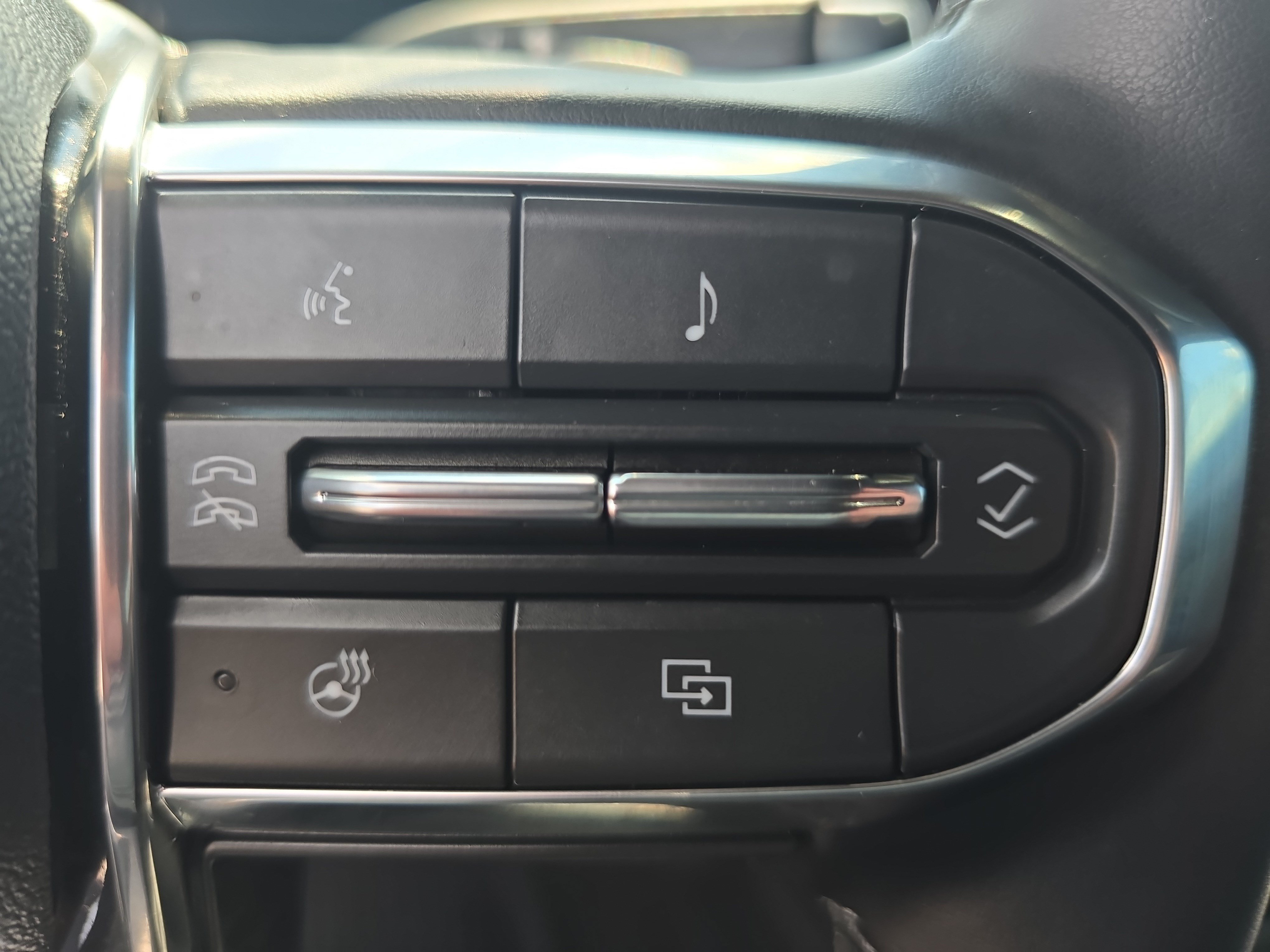 Used 2025 GMC Acadia Elevation w/ Elevation Premium Package FWD image 19