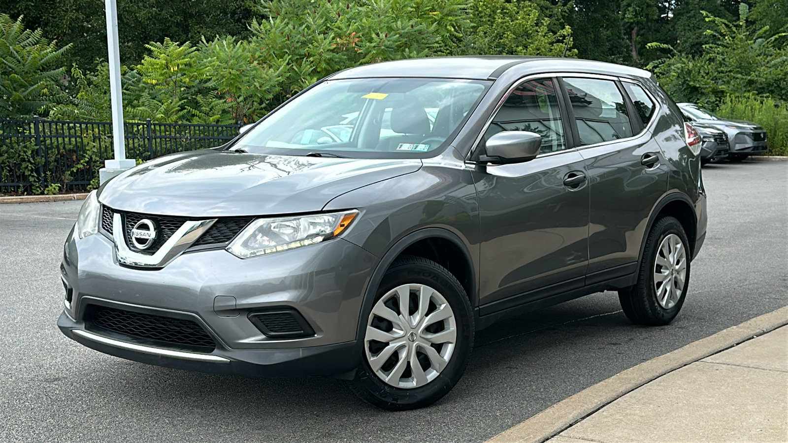 Used 2016 Nissan Rogue S AWD/4WD image 1