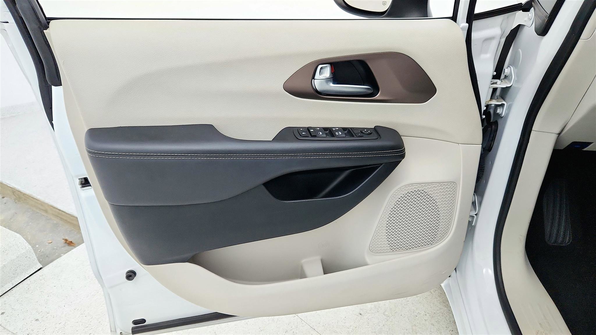 Used 2023 Chrysler Voyager LX FWD image 40