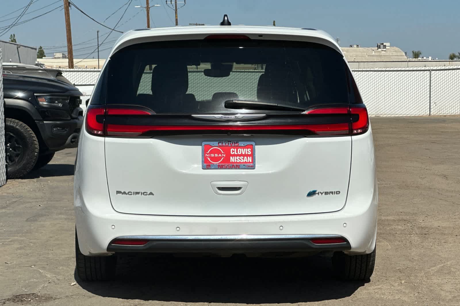Used 2024 Chrysler Pacifica Limited FWD image 8
