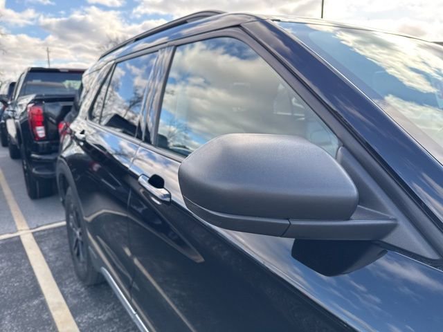 Used 2023 Ford Explorer XLT w/ Equipment Group 202A image 9