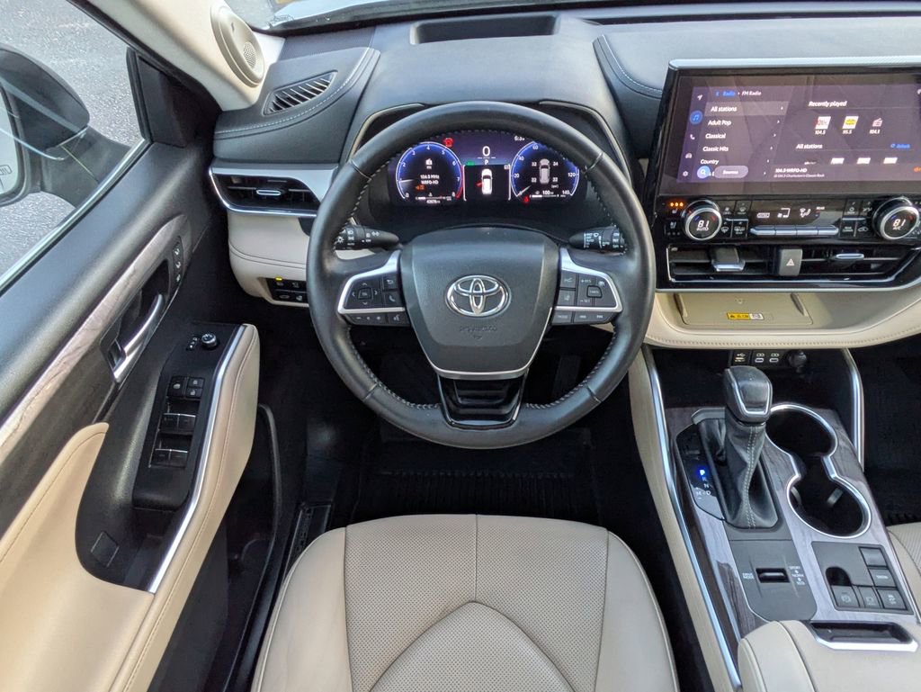 Used 2024 Toyota Highlander Platinum image 17