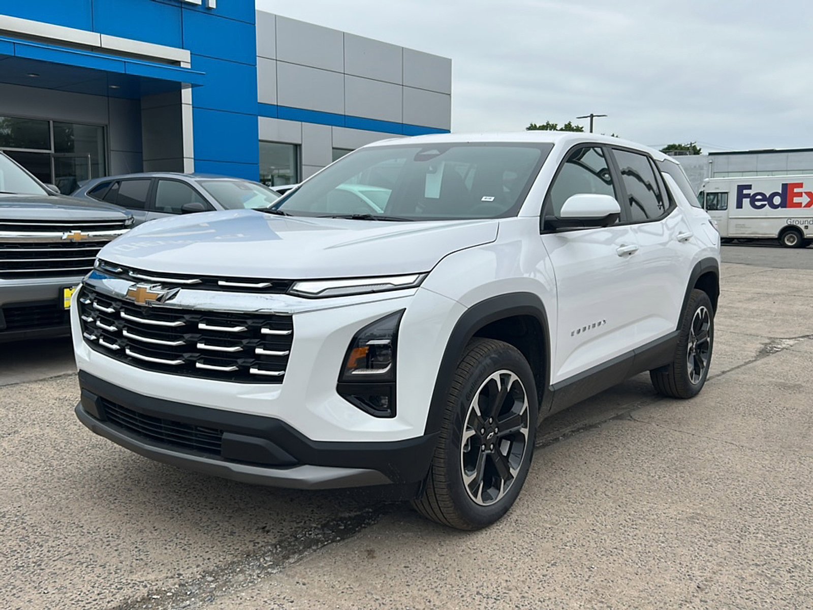 New 2026 Chevrolet Equinox LT w/ Convenience Package II AWD/4WD image 4