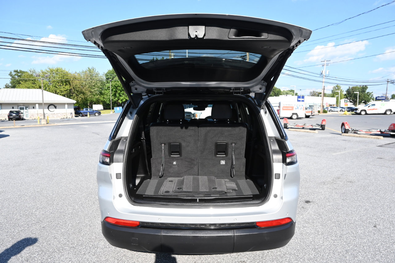 Used 2024 Jeep Grand Cherokee L Laredo image 29