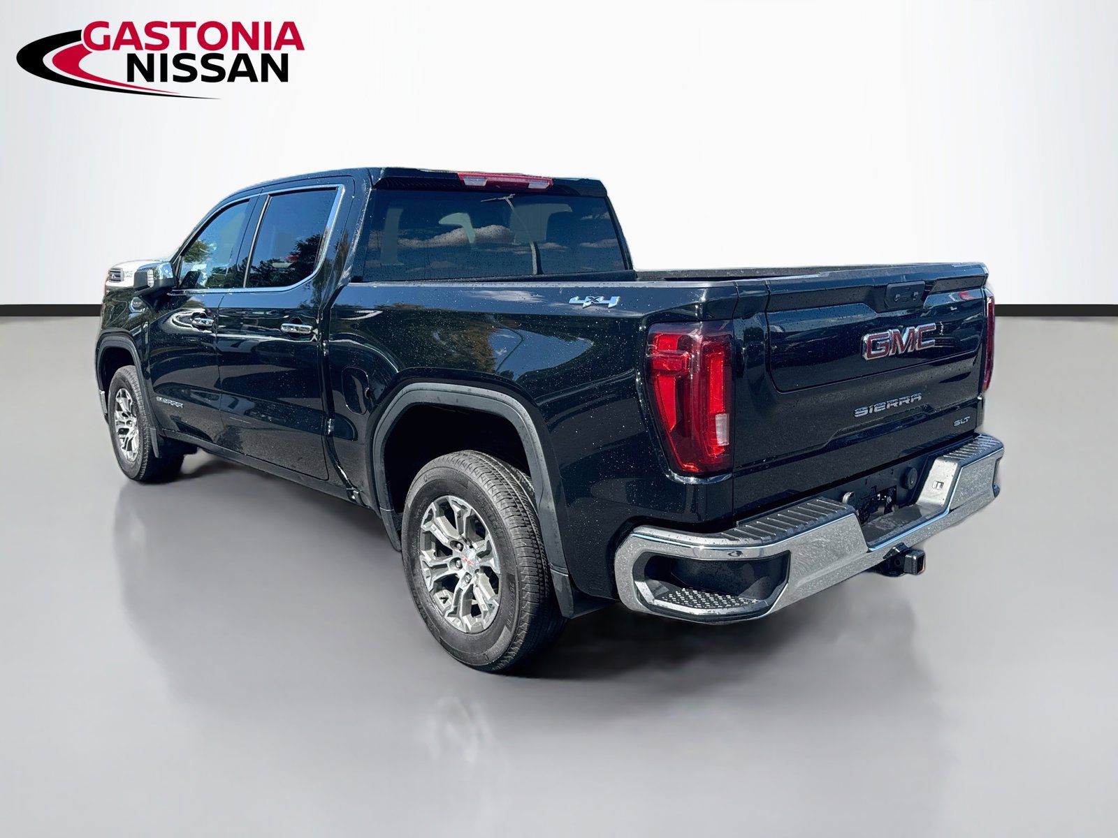 Used 2025 GMC Sierra 1500 SLT AWD/4WD image 6