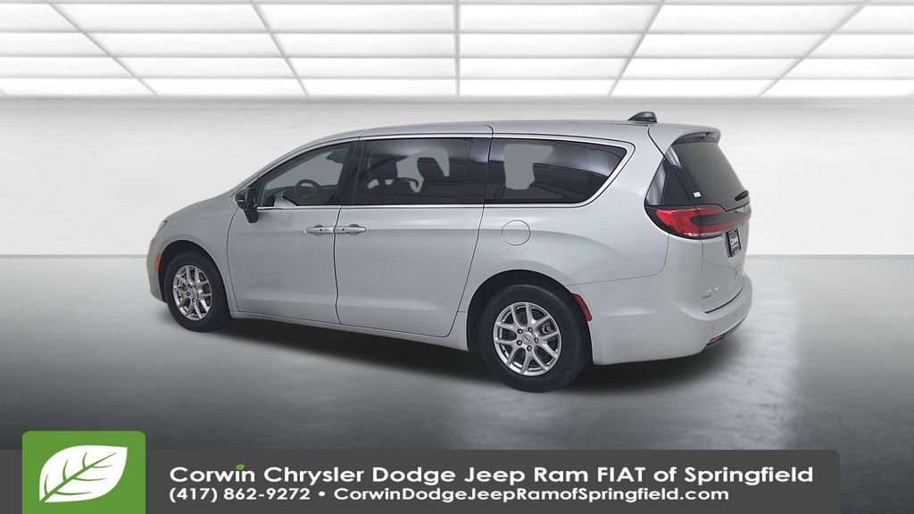 Certified 2024 Chrysler Pacifica Touring-L image 10
