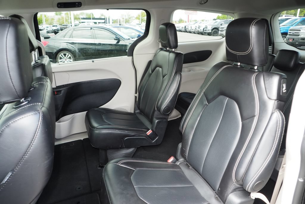 Used 2024 Chrysler Pacifica Touring-L FWD image 15