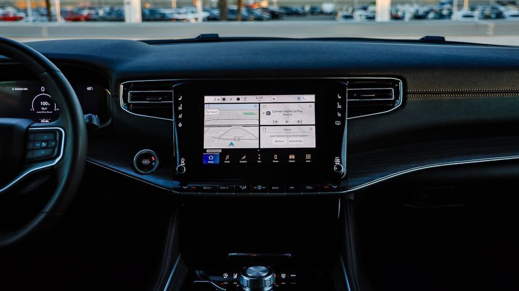 Certified 2024 Jeep Wagoneer Series II w/ Flexible Seating Group image 14