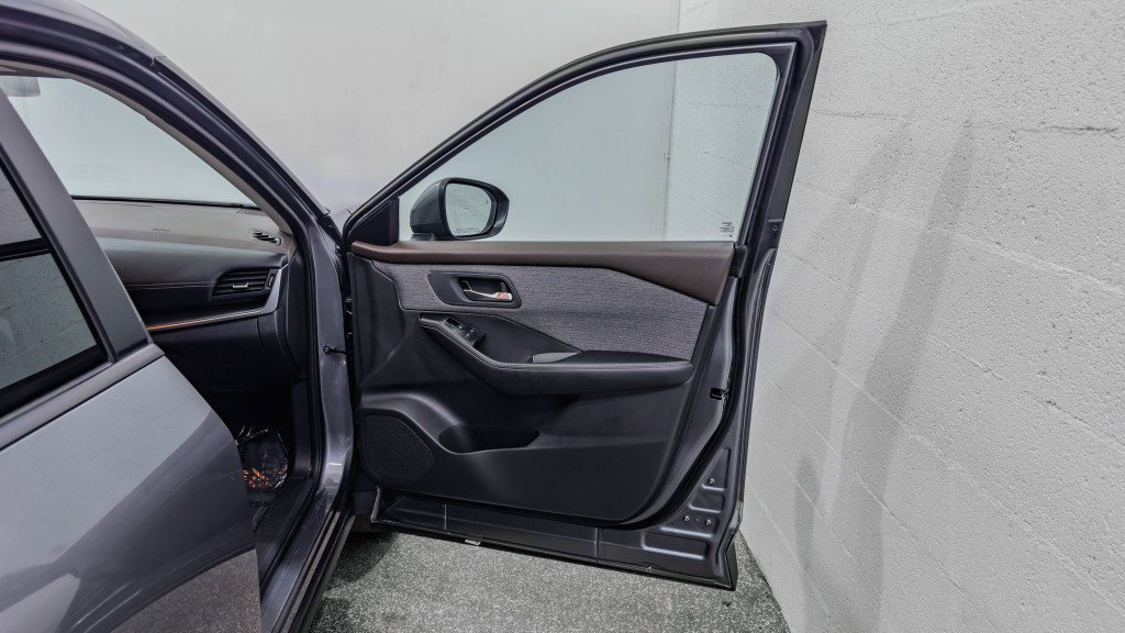 Used 2023 Nissan Rogue SV image 18