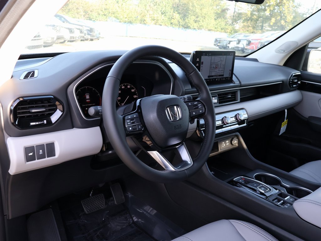 New 2025 Honda Pilot Touring image 12
