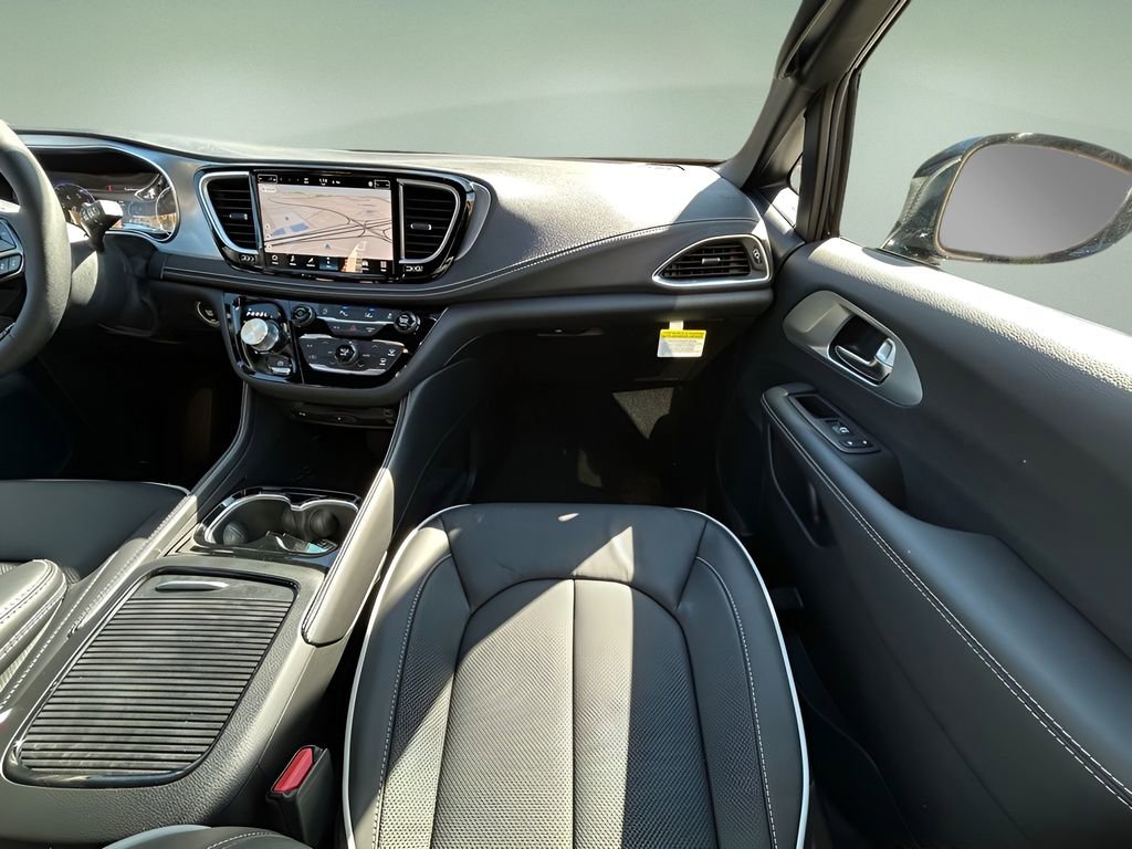 New 2026 Chrysler Pacifica Limited w/ Uconnect Theater Family Group image 17