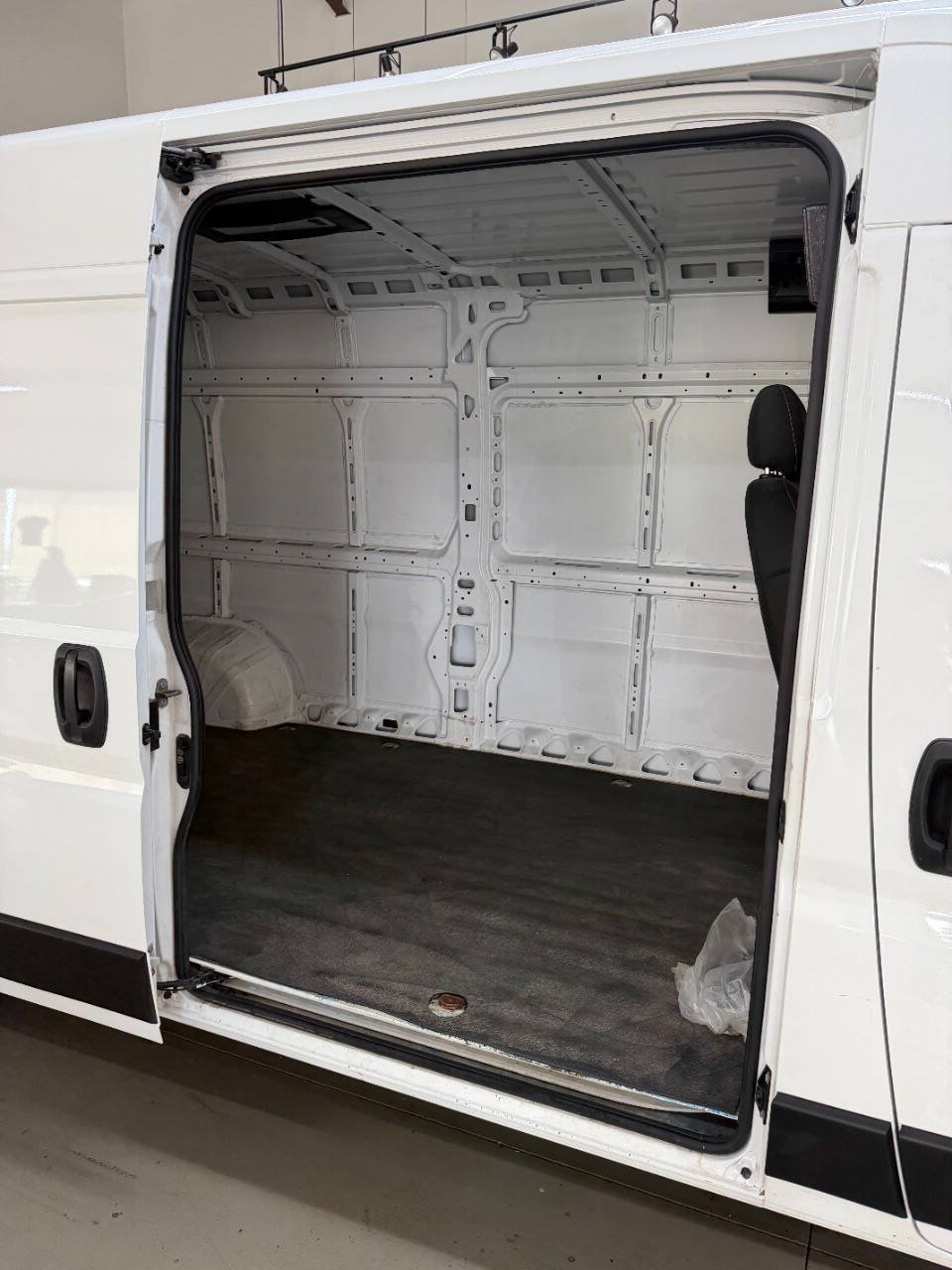 Used 2025 RAM ProMaster 2500 w/ Convenience Group FWD image 12