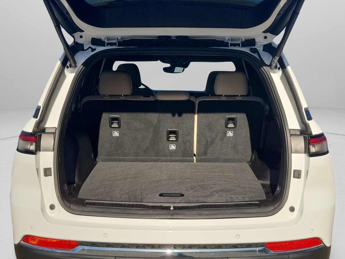 Used 2024 Jeep Grand Cherokee Limited image 7