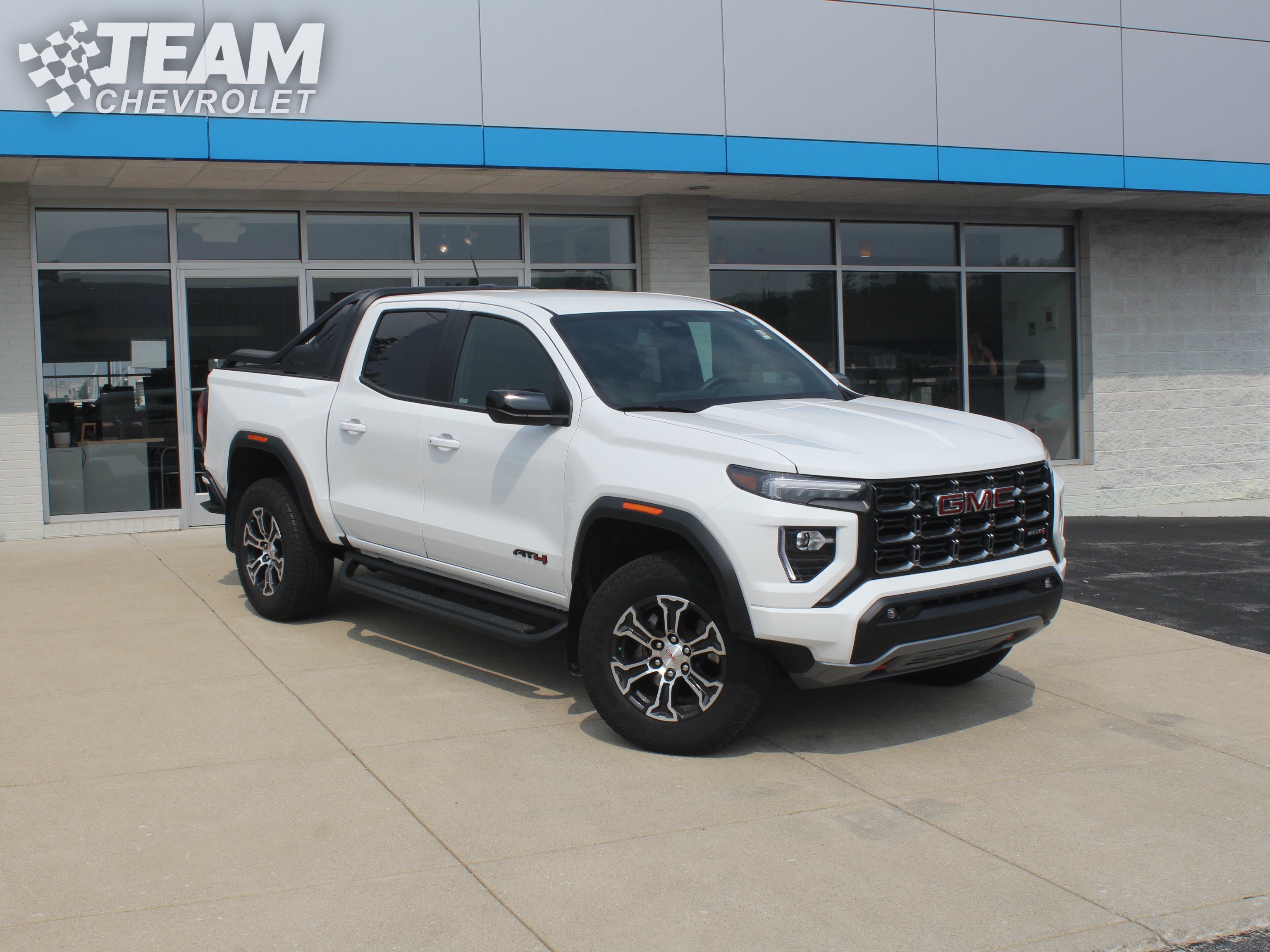 Certified 2025 GMC Canyon AT4 AWD/4WD image 2