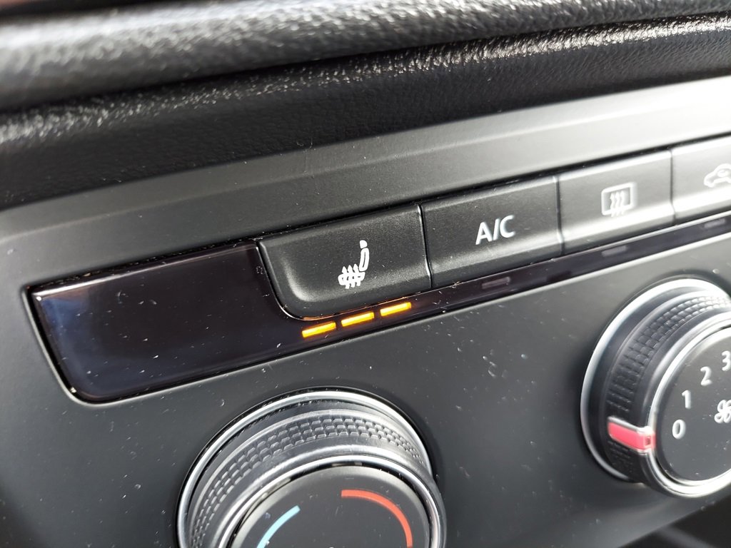 Used 2022 Volkswagen Taos SE w/ Panoramic Sunroof Package image 5