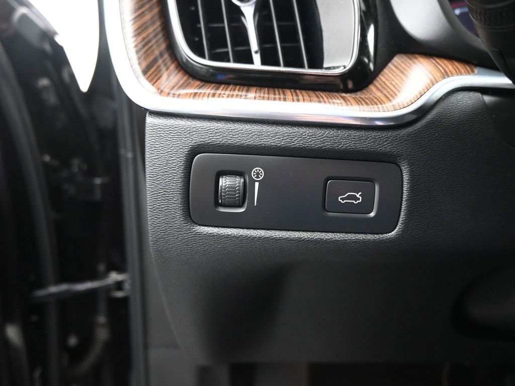 Used 2021 Volvo XC60 T5 Momentum w/ Premium Package image 10