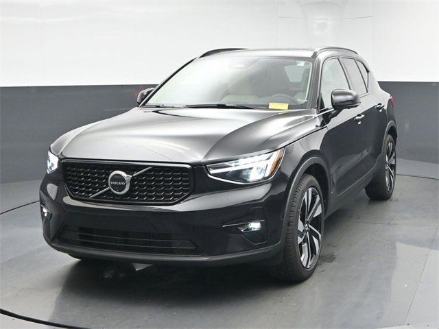 Used 2024 Volvo XC40 B5 Plus w/ Climate Package image 3