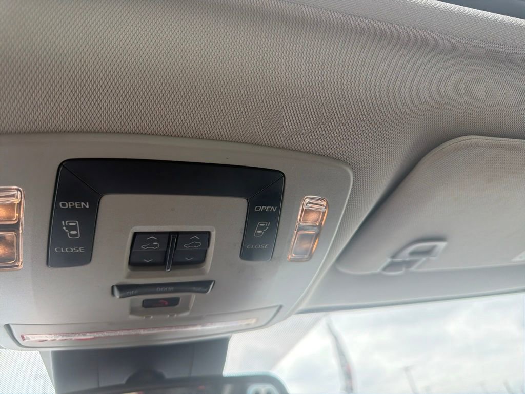 Used 2022 Toyota Sienna LE w/ LE Plus Package FWD image 5