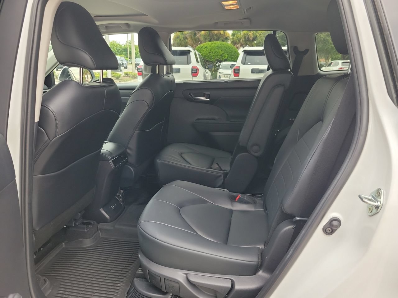 Used 2026 Toyota Highlander XLE AWD/4WD image 12
