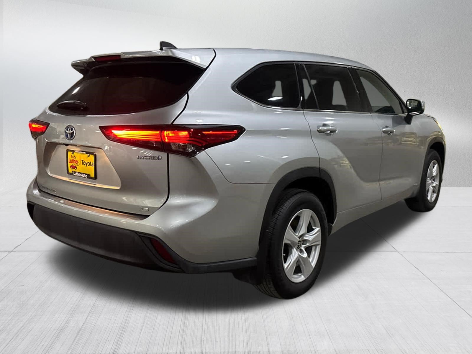 Used 2022 Toyota Highlander LE AWD/4WD image 10