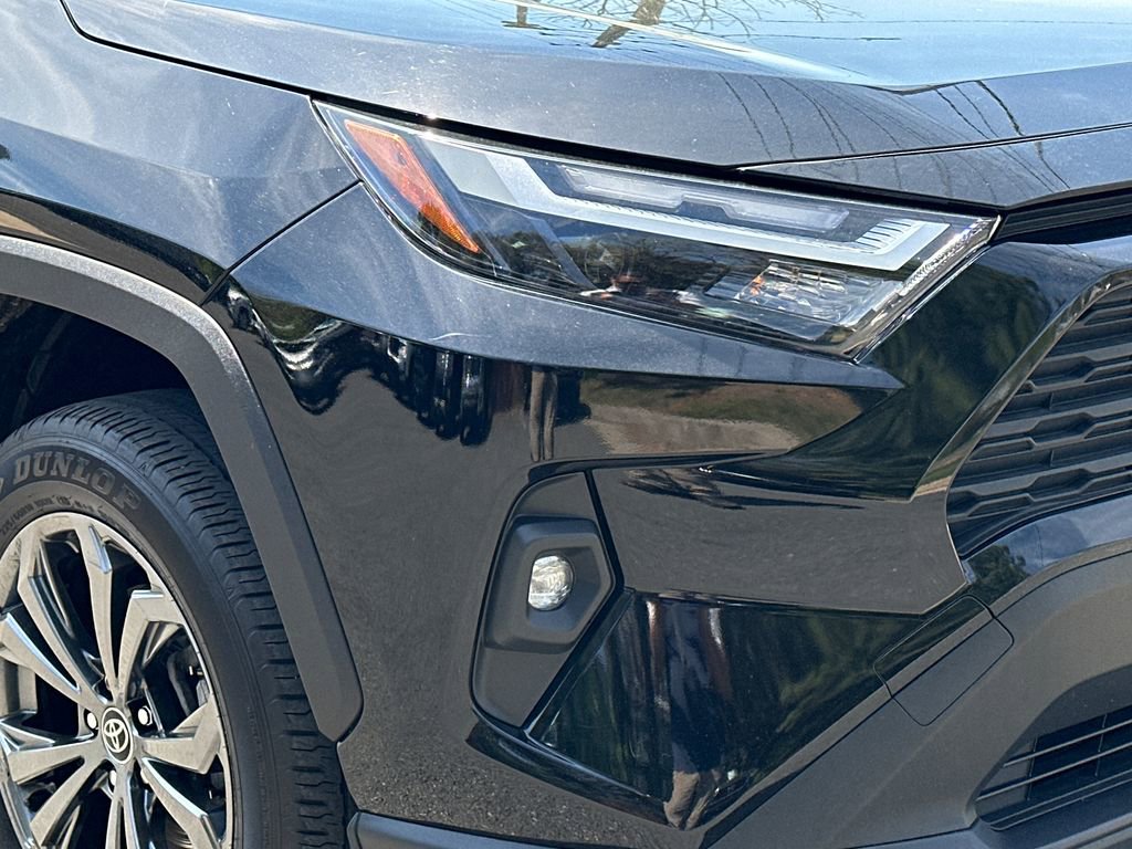Used 2022 Toyota RAV4 XLE Premium image 11