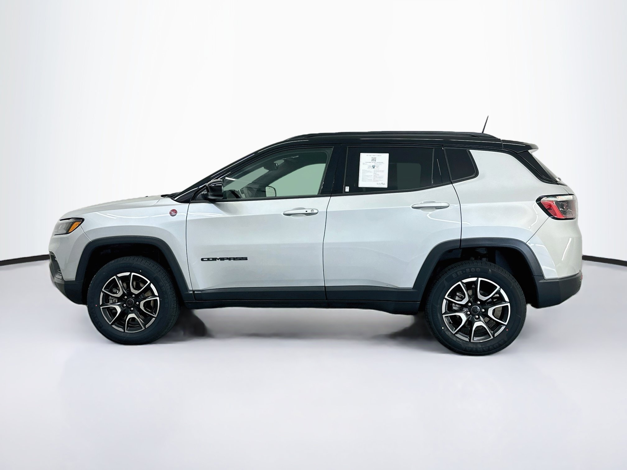 Used 2025 Jeep Compass Trailhawk AWD/4WD image 4