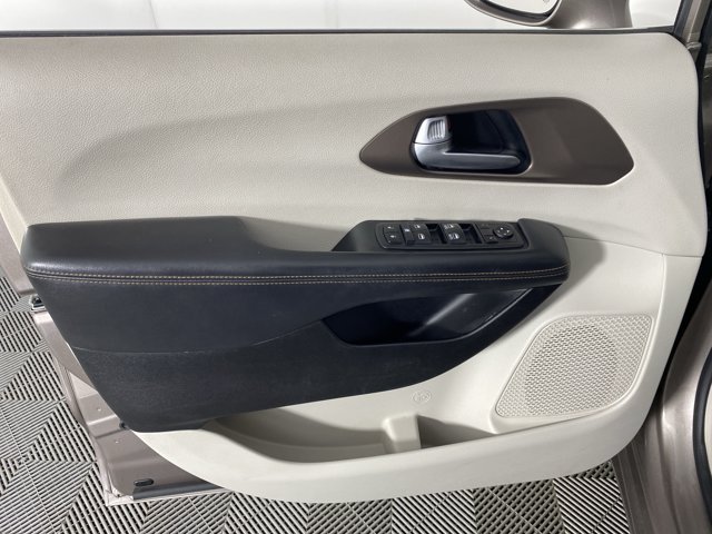 Used 2017 Chrysler Pacifica Touring-L w/ Tire & Wheel Group FWD image 13