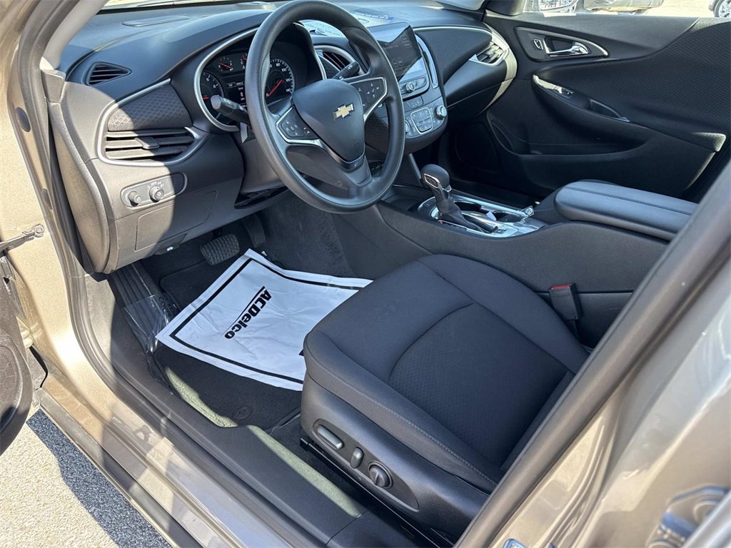 Used 2025 Chevrolet Malibu LT image 9