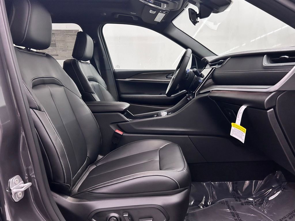 New 2025 Jeep Grand Cherokee Limited image 17