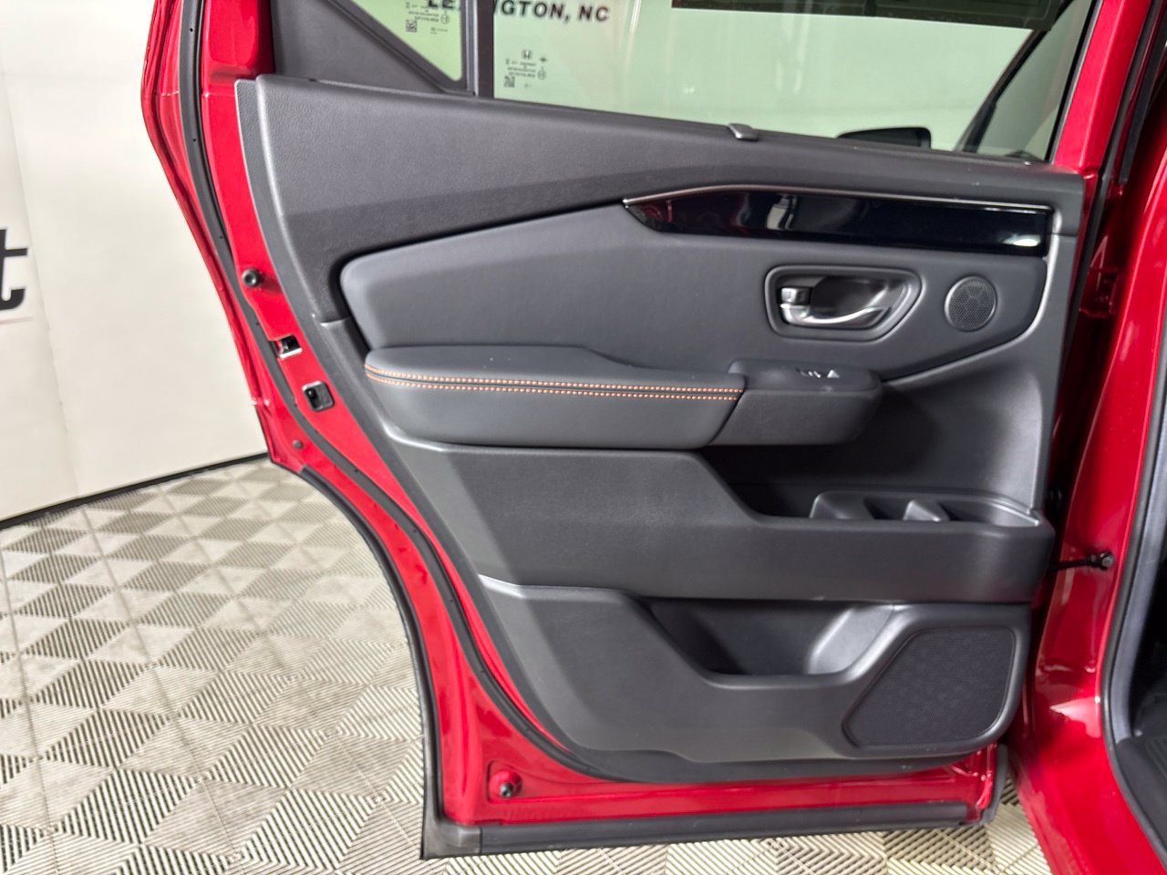 Used 2025 Honda Pilot TrailSport image 25