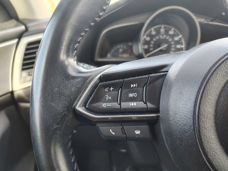 Used 2018 MAZDA MAZDA3 Touring FWD image 11