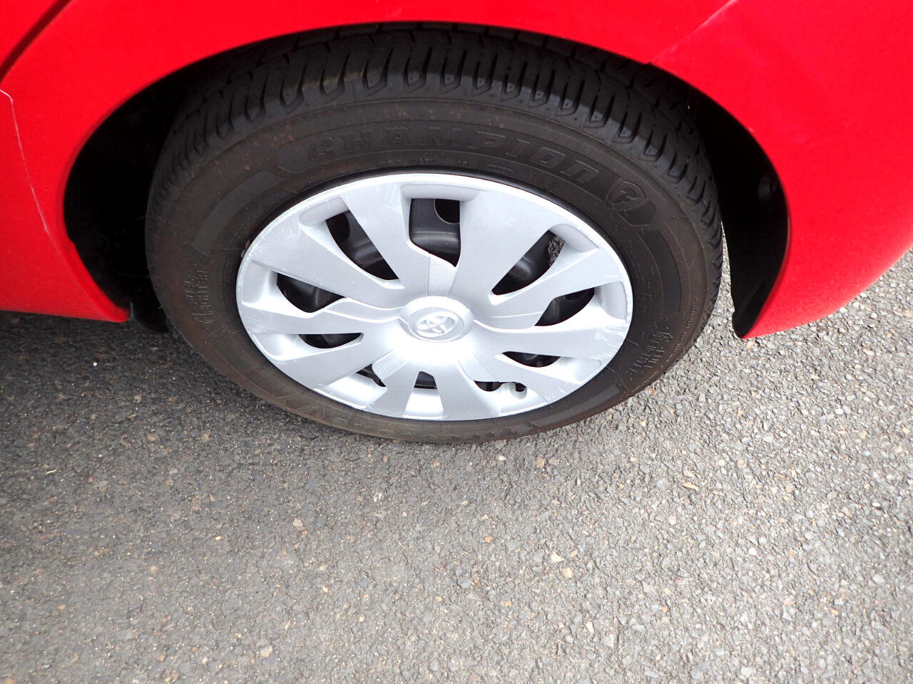 Used 2015 Toyota Yaris L image 21