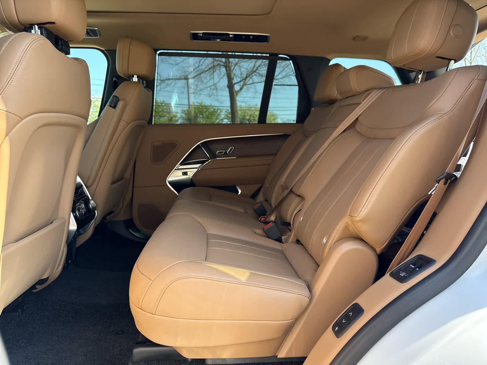 New 2025 Land Rover Range Rover Long Wheelbase SE image 16