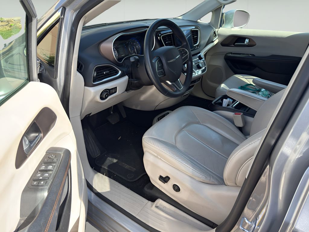 Used 2017 Chrysler Pacifica Touring-L w/ Tire & Wheel Group FWD image 8