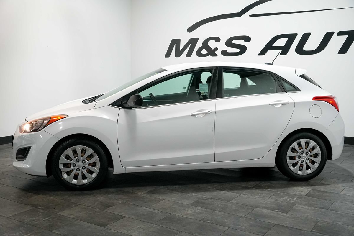 Used 2017 Hyundai Elantra GT FWD image 3
