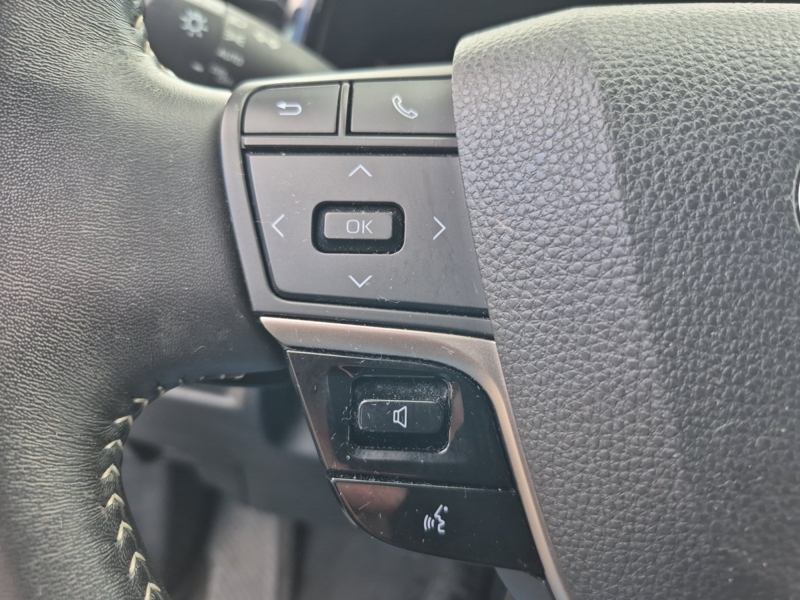 Used 2025 Toyota Camry SE FWD image 16