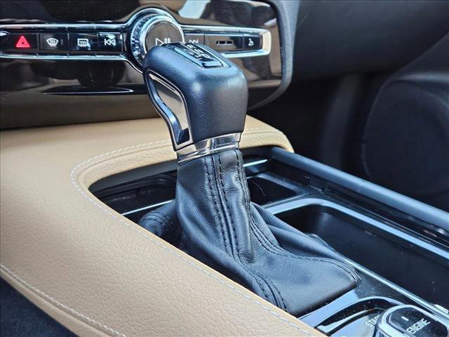 Used 2017 Volvo XC90 T6 Momentum w/ Vision Package image 12