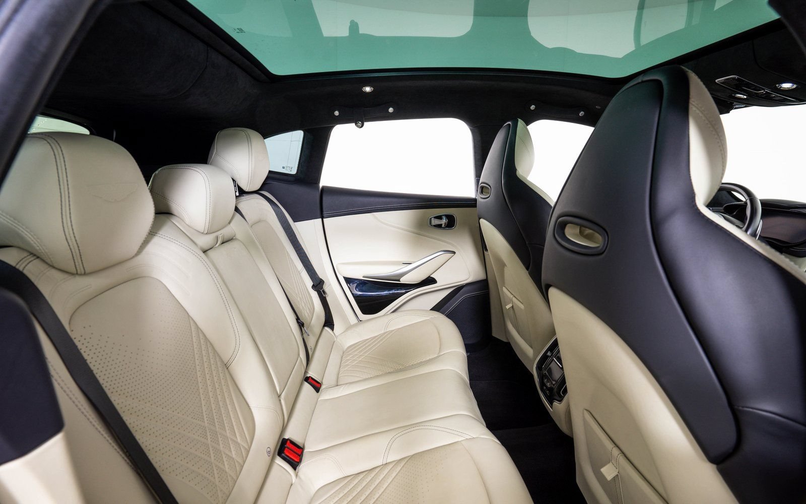 Used 2022 Aston Martin DBX AWD/4WD image 19