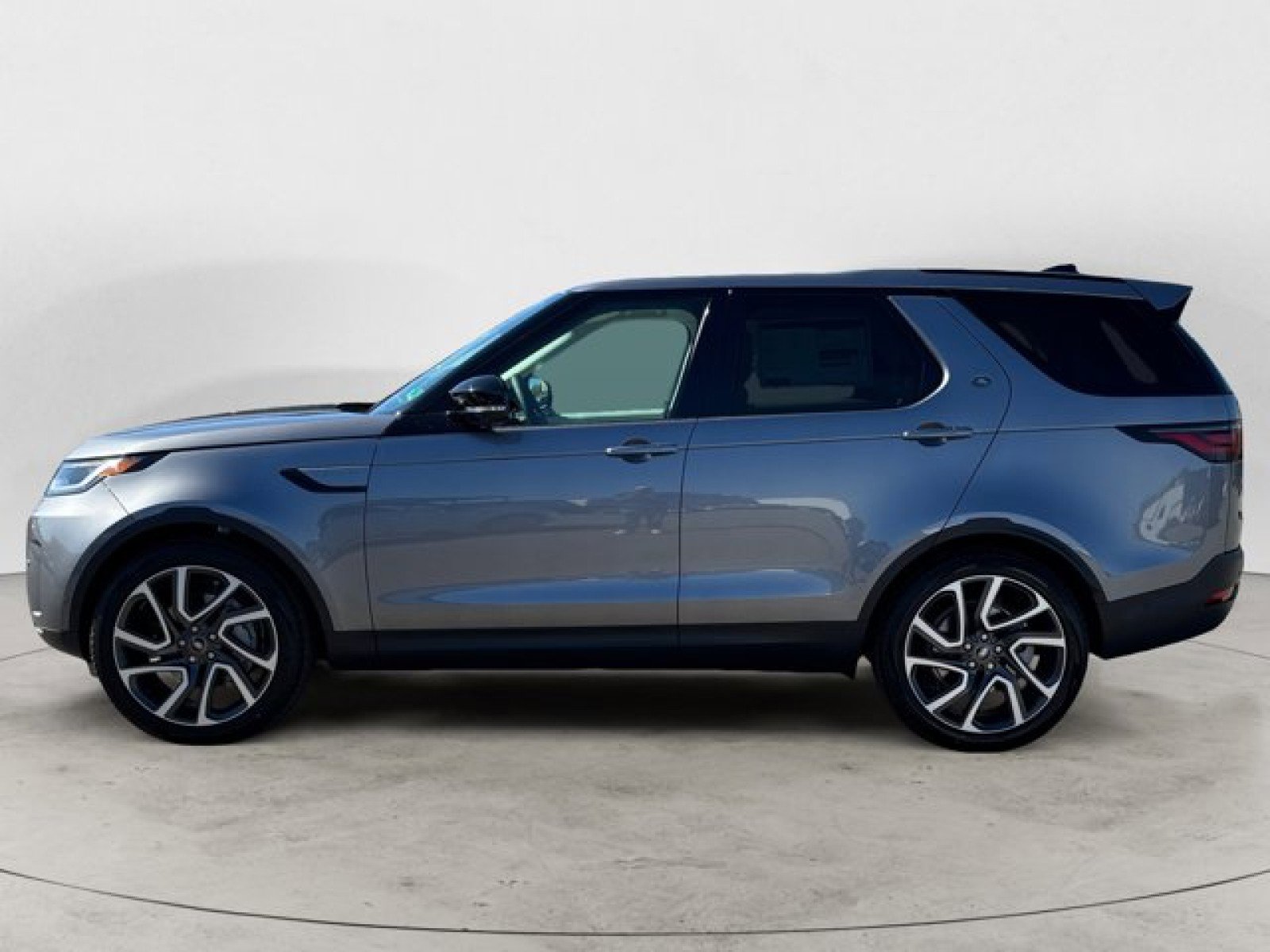 New 2025 Land Rover Discovery S image 7