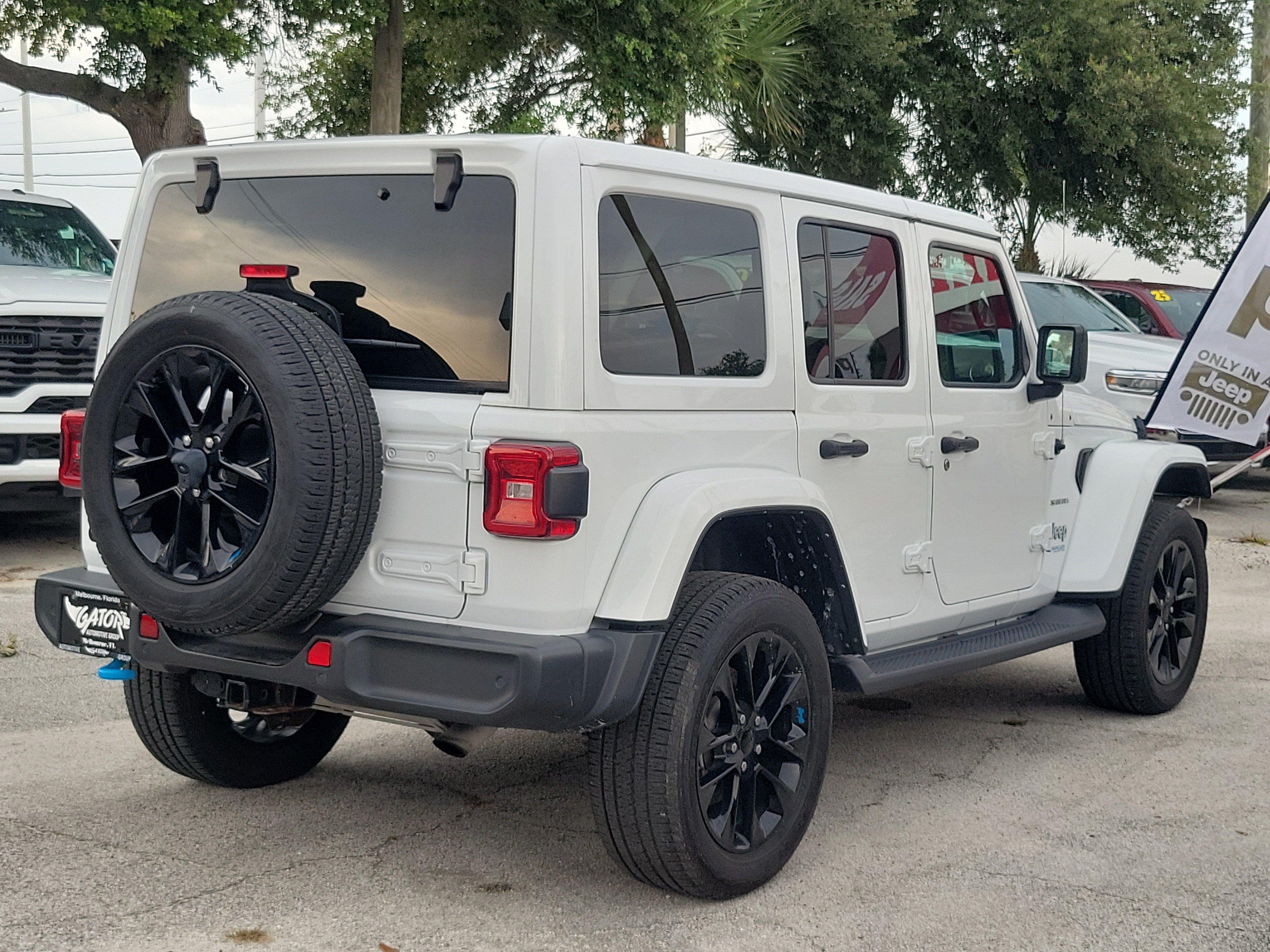 Used 2022 Jeep Wrangler Unlimited Sahara w/ Safety Group AWD/4WD image 4