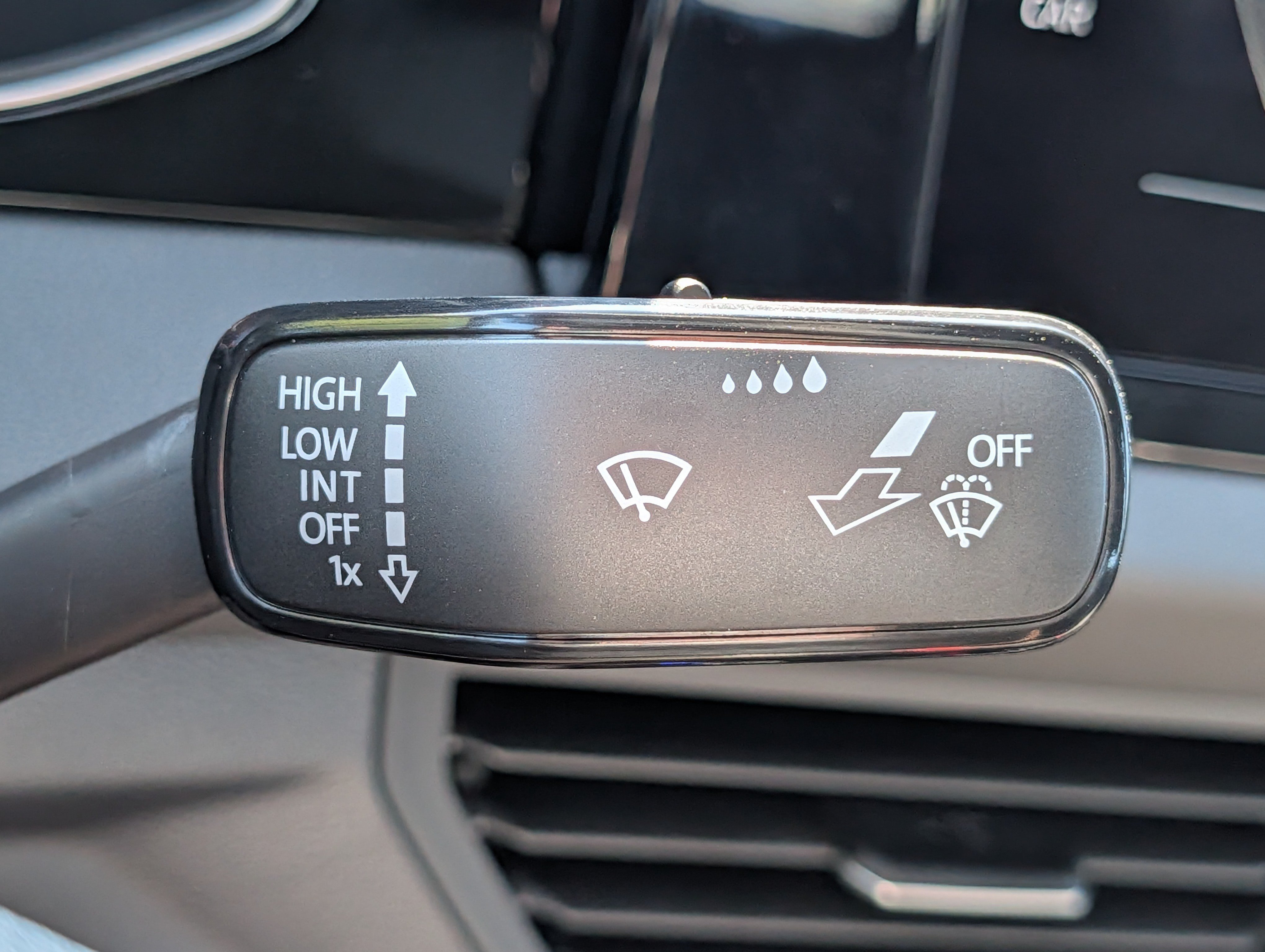 Used 2025 Volkswagen Jetta Sport FWD image 31
