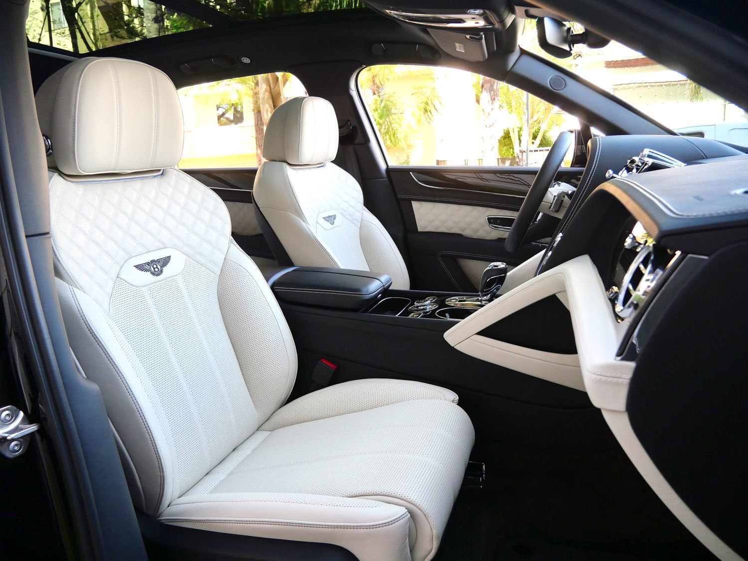 Used 2023 Bentley Bentayga AWD/4WD image 24