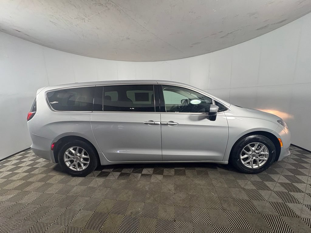 Used 2022 Chrysler Voyager LX FWD image 5